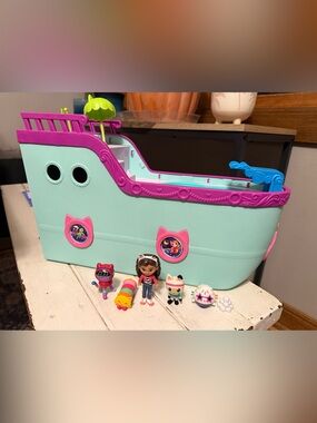 Gabby's Dollhouse Gabby Cat Friend Cruise Ship Boat Playset w 5 figures